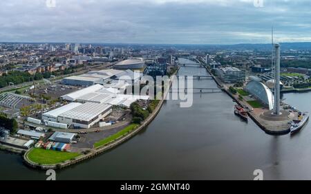 Glasgow, Schottland, Großbritannien. September 2021. Luftaufnahmen des Standorts der internationalen Klimakonferenz COP26 und des Gipfels, die im November 2021 in Glasgow stattfinden wird. Der Standort liegt am Fluss Clyde am Scottish Event Campus und es werden große temporäre Strukturen errichtet, in denen Zehntausende von Delegierten, Staatsoberhäuptern und Journalisten untergebracht sind, die an der zweiwöchigen Veranstaltung teilnehmen werden. Iain Masterton/Alamy Live News. Stockfoto