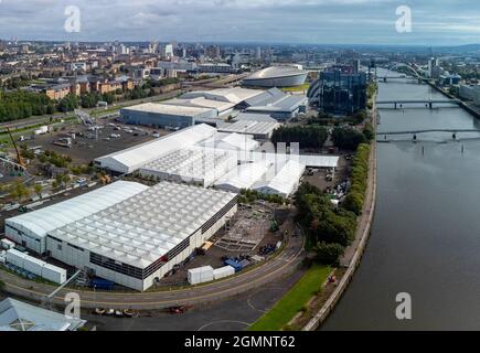 Glasgow, Schottland, Großbritannien. September 2021. Luftaufnahmen des Standorts der internationalen Klimakonferenz COP26 und des Gipfels, die im November 2021 in Glasgow stattfinden wird. Der Standort liegt am Fluss Clyde am Scottish Event Campus und es werden große temporäre Strukturen errichtet, in denen Zehntausende von Delegierten, Staatsoberhäuptern und Journalisten untergebracht sind, die an der zweiwöchigen Veranstaltung teilnehmen werden. Iain Masterton/Alamy Live News. Stockfoto