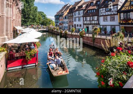 Fachwerkhäuser in Klein Venedig, Holzboot mit Touristen, Kanal, Colmar, Elsass, Frankreich, Europa Stockfoto