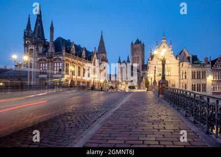 historisches Zentrum von Gent, Sint Michielsbrücke Brücke über den Fluss Leie, Zannier Hotels 1898 die Post und Sint Niklaaskerk Kirche, Belfried, Stadt Stockfoto