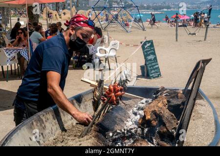 Chiringuito Sicsu, Sardinen auf dem Grill, Beach Bar, Sandstrand Malaga, Playa de la Malagueta, Palmen, Costa del Sol, Provinz Malaga, Andalusien, Sp Stockfoto