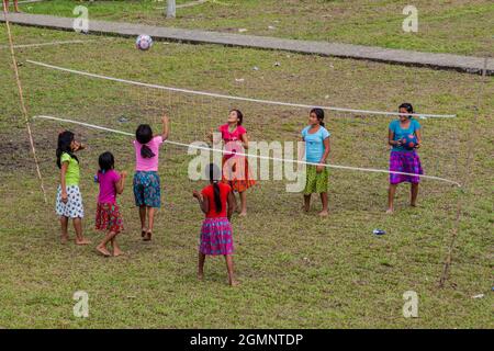 SANTA MARIA DE ANGOTEROS, PERU - 15. JULI 2015: Mädchen aus dem Dorf Santa Maria de Angoteros spielen Volleyball. Stockfoto