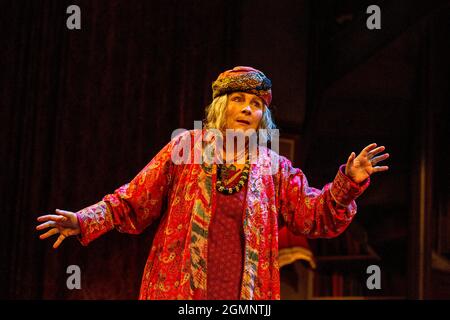 Jennifer Saunders (Madame Arcati) in UNBEKÜMMERT VON Noel Coward Eröffnung im Harold Pinter Theater, London SW1 am 21/09/2021 A Theatre Royal bat Stockfoto