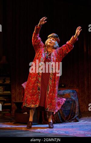 Jennifer Saunders (Madame Arcati) in UNBEKÜMMERT VON Noel Coward Eröffnung im Harold Pinter Theater, London SW1 am 21/09/2021 A Theatre Royal bat Stockfoto