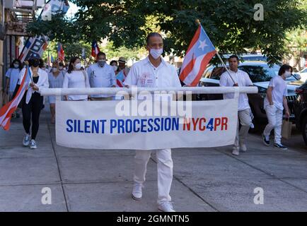 New York City, USA. September 2021. Die stille Prozession wird von einer Gruppe von Menschen in weiß gekleidet gehalten, um auf die Ungerechtigkeit gegenüber den Menschen in Puerto Rico aufmerksam zu machen. Sie marschierten vom spanischen harlem zum Grand Army Plaza, trugen Flaggen, aber schweigend. New York City, NY USA 19. September 2021 (Foto von Steve Sanchez/SipaUSA). Quelle: SIPA USA/Alamy Live News Stockfoto