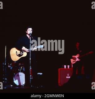 Johnny Cash, amerikanischer Countrysänger und Songschreiber, bei einem Konzert in Deutschland, um 1980. Der amerikanische Country-Sänger und Songwriter Johnny Cash tritt um 1980 in Deutschland auf. Stockfoto