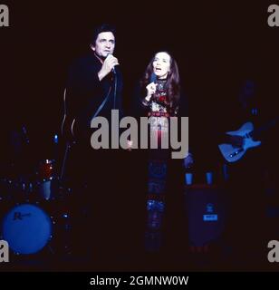 Johnny Cash, amerikanischer Countrysänger und Songschreiber, mit Ehefrau June Carter bei einem Konzert in Deutschland, um 1980. Der amerikanische Country-Sänger und Songwriter Johnny Cash tritt mit seiner Frau June, Deutschland, um 1980 auf. Stockfoto