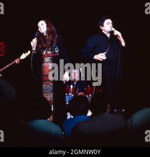 Johnny Cash, amerikanischer Countrysänger und Songschreiber, mit Ehefrau June Carter bei einem Konzert in Deutschland, um 1980. Der amerikanische Country-Sänger und Songwriter Johnny Cash tritt mit seiner Frau June, Deutschland, um 1980 auf. Stockfoto