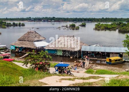 PADRE COCHA, PERU - 19. JUNI 2015: Blick auf den Flusshafen im Dorf Padre Cocha bei Iquitos, Peru Stockfoto