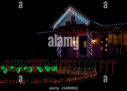 Fabelhafte vierziger Jahre in Sacramento, Haus zu Weihnachten mit bunten LED-Lichtern dekoriert, Nachtfotografie Stockfoto