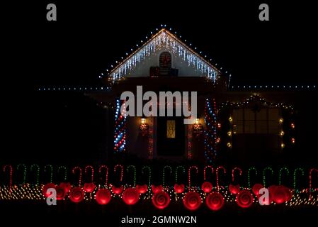 Schöne Americana Hof und Haus Dekoration mit LED-Leuchten für die Weihnachtszeit Stockfoto