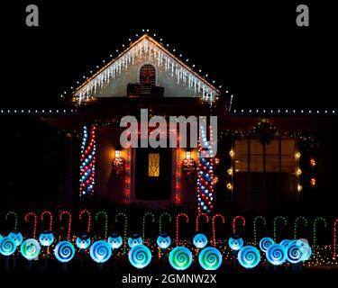 Schöne Americana Hof und Haus Dekoration mit LED-Leuchten für die Weihnachtszeit Stockfoto