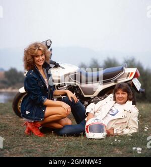 Bernd Clüver, deutscher Schlagersänger, bei einem Motorradausflug mit Ehefrau Ute Kittelberger, Deutschland um 1982. Der deutsche Schlagersänger Bernd Cluever genießt mit seiner Frau Ute Kittelberger eine Motorradreise, Deutschland um 1982. Stockfoto