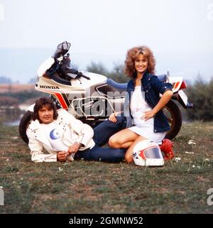 Bernd Clüver, deutscher Schlagersänger, bei einem Motorradausflug mit Ehefrau Ute Kittelberger, Deutschland um 1982. Der deutsche Schlagersänger Bernd Cluever genießt mit seiner Frau Ute Kittelberger eine Motorradreise, Deutschland um 1982. Stockfoto