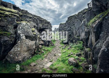 Trail in einer Schlucht im Thingvellir National Park, Island Stockfoto