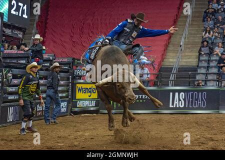 NEWARK, NJ - 18. SEPTEMBER: Eduardo Aparecido reitet Tiger während der Professional Bull Riders 2021 Unleash the Beast Veranstaltung im Prudential Center am September Stockfoto