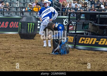 NEWARK, NJ - 18. SEPTEMBER: Eduardo Aparecido reitet Tiger während der Professional Bull Riders 2021 Unleash the Beast Veranstaltung im Prudential Center am September Stockfoto