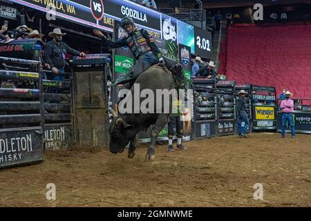 NEWARK, NJ - 18. SEPTEMBER: Derek Kolbaba reitet Godzilla während der Professional Bull Riders 2021 Entfesseln Sie das Beast-Event im Prudential Center am Septe Stockfoto