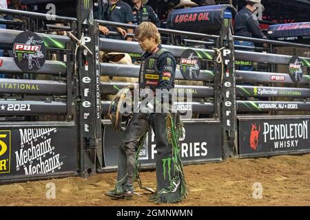 NEWARK, NJ - 18. SEPTEMBER: Derek Kolbaba reitet Godzilla während der Professional Bull Riders 2021 Entfesseln Sie das Beast-Event im Prudential Center am Septe Stockfoto