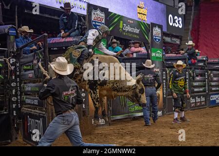 NEWARK, NJ - 18. SEPTEMBER: Andrew Alvidrez reitet auf Satan's Seed während der Professional Bull Riders 2021 Unleash the Beast Veranstaltung im Prudential Center ON Stockfoto