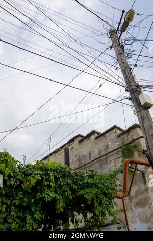 Krim, Jewpatoria, 20. August 2021: Wirbel der elektrischen Drähte auf dem Stromast. Stockfoto