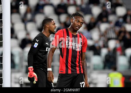 Rafael Leao vom AC Mailand in Aktion während des Spiels der Serie A 2021/22 zwischen dem FC Juventus und dem AC Mailand im Allianz Stadium am 19. September 2021 in Turin, Italien Stockfoto