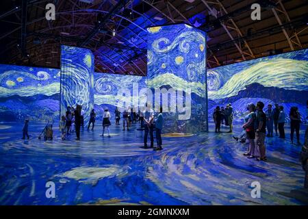 Sternennacht von Vincent van Gogh projiziert auf die Wände von Beyond Van Gogh: The Immersive Experience. Stockfoto