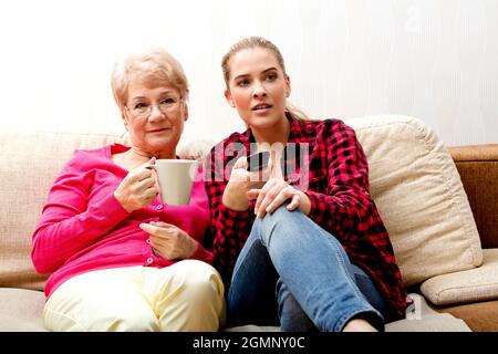 Paar, sitzen auf der couch Stockfoto