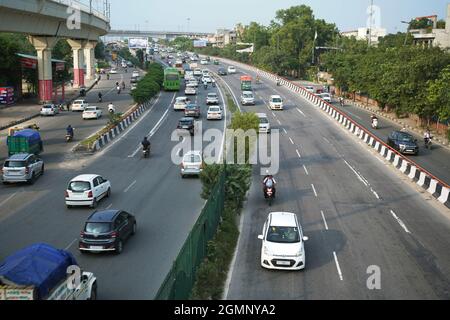 Delhi, indien - 9. September 2020: Zweispuriger Verkehr in Neu-delhi, indien Stockfoto