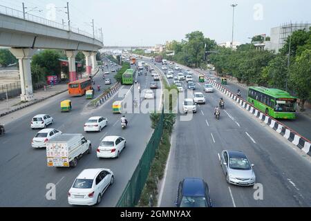 Delhi, indien - 9. September 2020: Zweispuriger Verkehr in Neu-delhi, indien Stockfoto