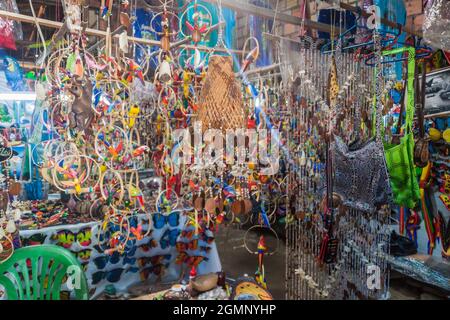 SAN JUAN, PERU - 18. JUNI 2015: Markt für handgefertigte Kunstgegenstände, Mercado Artesanal, San Juan in der Nähe von Iquitos, Peru Stockfoto