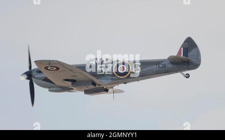 IWM Duxford, Cambridgeshire, Großbritannien. 18. September 2021. Die Flugausstellung beginnt bei der Battle of Britain Air Show auf dem ehemaligen RAF-Gelände, das während des Zweiten Weltkriegs als Basis für viele Spitfire- und hurriumpiloten diente, wobei Spitfire in die Luft flogen. Kredit: Malcolm Park/Alamy Stockfoto