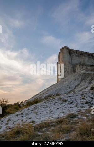 Blick auf den AK-Kaya (White Rock) Berg im Zentrum der Halbinsel Krim. Stockfoto