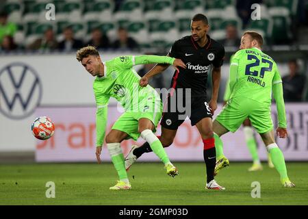 Wolfsburg, Deutschland. September 2021. (LR) Luca Waldschmidt (VfL Wolfsburg) gegen Djibril Sow (Eintracht Frankfurt) und Maximilian Arnold (VfL Wolfsburg) Fußball 1. Bundesliga, 5. Spieltag, VfL Wolfsburg (WOB) - Eintracht Frankfurt (F) 1: 1, am 19.09. 2021 in Wolfsburg/Deutschland. Die DFL-Vorschriften verbieten die Verwendung von Fotos als Bildsequenzen und/oder quasi-Video. Quelle: dpa/Alamy Live News Stockfoto