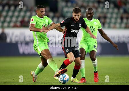 Wolfsburg, Deutschland. September 2021. (LR) Maxence Lacroix (VfL Wolfsburg) gegen Ajdin Hrustic (Eintracht Frankfurt) und Josuha Guilavogui (VfL Wolfsburg) Fußball 1. Bundesliga, 5. Spieltag, VfL Wolfsburg (WOB) - Eintracht Frankfurt (F) 1:1, am 19.09. 2021 in Wolfsburg/Deutschland. Die DFL-Vorschriften verbieten die Verwendung von Fotos als Bildsequenzen und/oder quasi-Video. Quelle: dpa/Alamy Live News Stockfoto