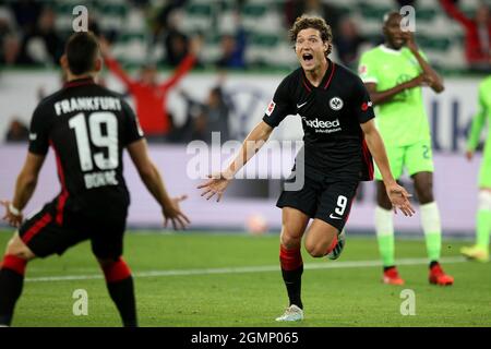 Wolfsburg, Deutschland. 19. Sep, 2021. Jubel (LR) Rafael Borre (Eintracht Frankfurt) und goalschuetze Sam Lammers (Eintracht Frankfurt) zum Tor zum 0: 1 Fußball 1. Bundesliga, 5. Spieltag, VfL Wolfsburg (WOB) - Eintracht Frankfurt (F) 1: 1, am 19.09 .2021 in Wolfsburg/Deutschland. Die DFL-Vorschriften verbieten die Verwendung von Fotos als Bildsequenzen und/oder quasi-Video. Quelle: dpa/Alamy Live News Stockfoto