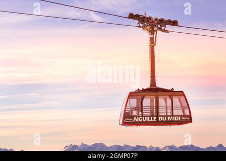 Chamonix Mont Blanc, Frankreich - 28. Januar 2015: Seilbahn in Aiguille du Midi und rosa Sonnenuntergang Himmel, Französische Alpen Stockfoto