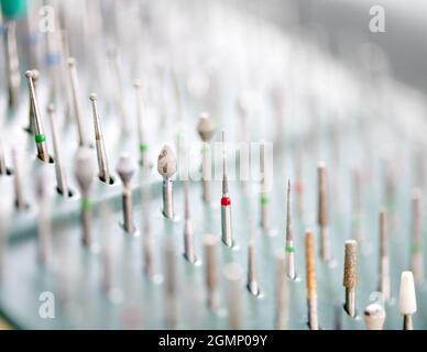 Nahaufnahme der Zahndüsen oder Bohrköpfe für den Bohrer. Zahnbohrer-Ausrüstung. Selektiver Fokus. Zahnhygiene und Gesundheitskonzept. Stockfoto