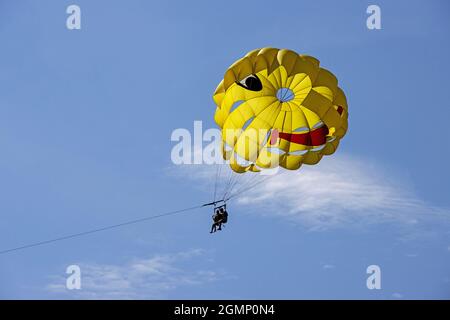 Para Segeln vor der Küste in Adria, Kroatien Stockfoto