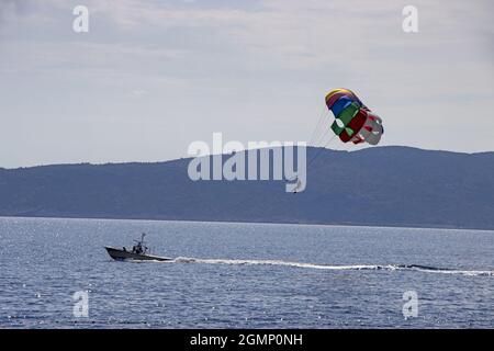 Para Segeln vor der Küste in Adria, Kroatien Stockfoto
