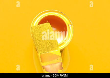 Gelbe Farbe und gelber Pinsel mit gelber Hintergrundfarbe Stockfoto