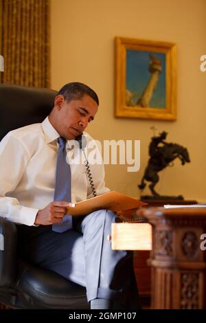 Präsident Barack Obama liest den Brief, den der frühere Präsident George W. Bush am Vortag im Resolute Desk des Oval Office für ihn hinterlassen hat. Der Brief des vorherigen Präsidenten an den neuen Präsidenten hat sich zu einer Tradition des Weißen Hauses entwickelt. 1/21/09Offizielles Foto des Weißen Hauses von Pete Souza Stockfoto