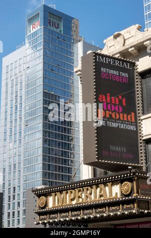 Die Fassade des Imperial Theatre und der Marquee für „Ain't Too Proud“, Times Square, NYC, USA Stockfoto