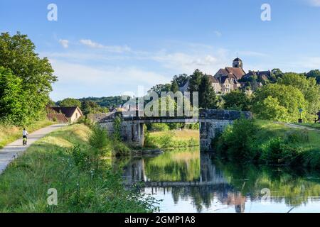 Frankreich, Yonne, Canal du Nivernais, Chatel Censoir, Kanal und Radfahrer auf der grünen Straße V51 Le Tour de Bourgogne mit dem Fahrrad // Frankreich, Yonne (89), Canal du Ni Stockfoto