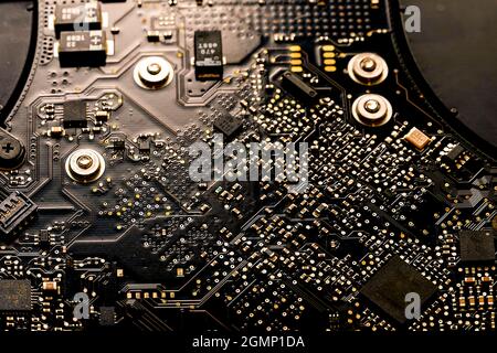 Notebook-Motherboard. Extreme Closeup.Computer Mainboard mit Mikroschaltung. Stockbild. Stockfoto