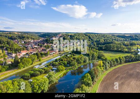 Frankreich, Yonne, Canal du Nivernais, Chatel Censoir, Dorf, Canal du Nivernais und der Fluss Yonne (Luftaufnahme) // Frankreich, Yonne (89), Canal du Niver Stockfoto