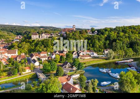 Frankreich, Yonne, Canal du Nivernais, Chatel Censoir, Dorf und Canal du Nivernais (Luftaufnahme) // Frankreich, Yonne (89), Canal du Nivernais, Châtel-Cen Stockfoto