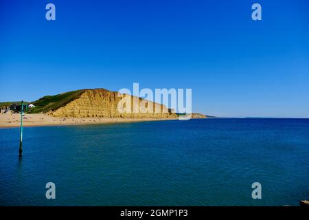 West Bay, Dorset, Großbritannien. August 2021. Besucher und Einheimische genießen in den letzten Sommerferien die Sonne und das Meer in der West Bay an der Dorset-Küste. Kredit: Tom Corban/Alamy Live Nachrichten Stockfoto