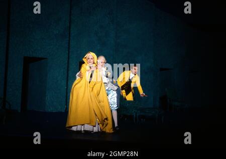 Akt 4 - „unsichtbar“ in der „Arche“ - l-r: Joan Rodgers (Gräfin Almaviva), Christine Botes (Cherubino), Bryn Terfel (Figaro) in FIGARO’S HOCHZEIT an der English National Opera (ENO), London Coliseum, London WC2 30/10/1991 Musik: Wolfgang Amadeus Mozart Libretto: Lorenzo Da Ponte Choreograph: Paul Daniel Design: Richard Hudson Beleuchtung: Nick Chelton Ron Howell Regisseur: Graham Vick Stockfoto