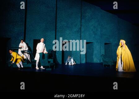 Akt 4 - „unsichtbar“ in der „Arche“ - l-r: Bryn Terfel (Figaro), Cathryn Pope (Susanna), Anthony Michaels-Moore (Graf Almaviva), Christine Botes (Cherubino - Verschwinden im Hintergrund), Joan Rodgers (Gräfin Almaviva) in FIGARO’S HOCHZEIT an der English National Opera (ENO), London Coliseum, London WC2 30/10/1991 Musik: Wolfgang Amadeus Mozart Lorenzo Da Ponte Leitung: Paul Daniel Gestaltung: Richard Hudson Beleuchtung: Nick Chelton Choreograph: Ron Howell Regie: Graham Vick Stockfoto